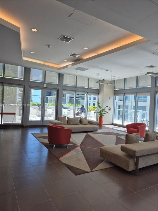 出租: $2,900 (1 贝兹, 1 浴室, 693 平方英尺)