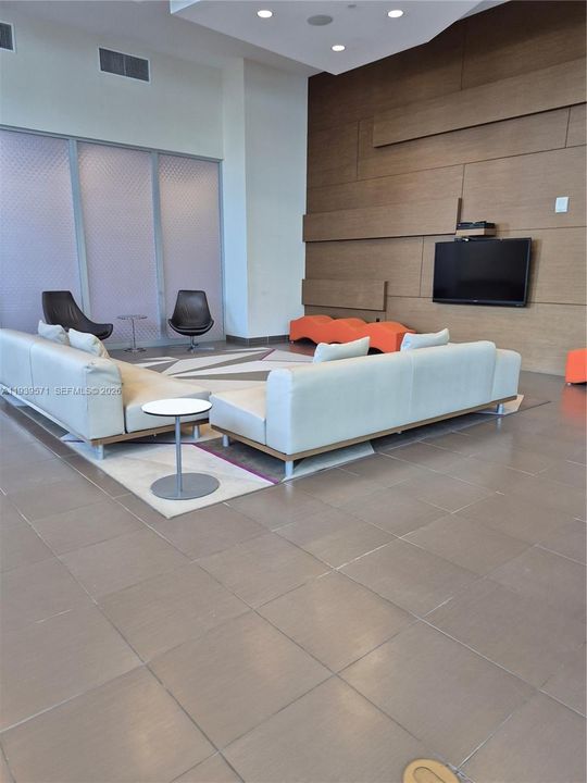 出租: $2,900 (1 贝兹, 1 浴室, 693 平方英尺)