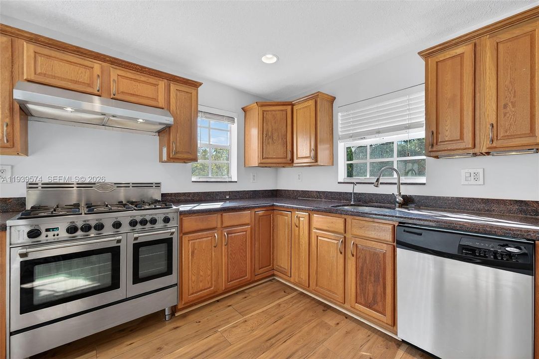 For Rent: $3,000 (2 beds, 1 baths, 1156 Square Feet)