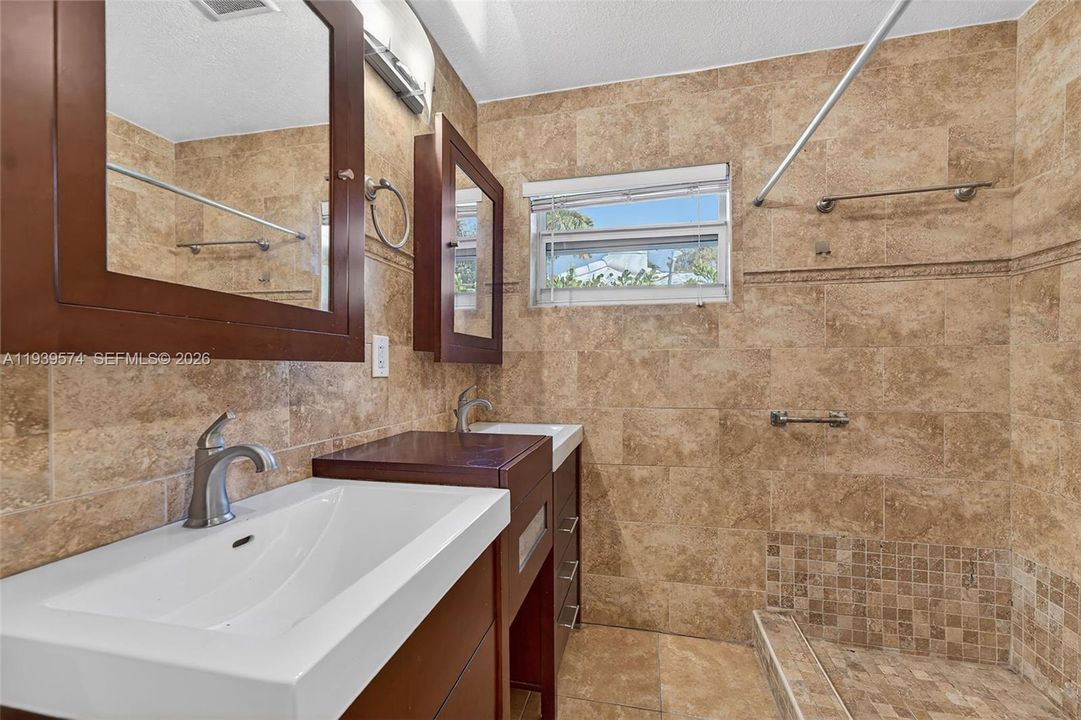 For Rent: $3,000 (2 beds, 1 baths, 1156 Square Feet)