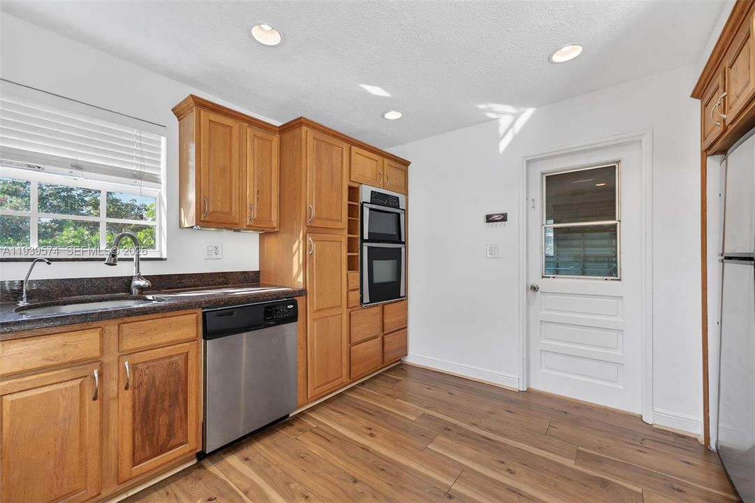 For Rent: $3,000 (2 beds, 1 baths, 1156 Square Feet)