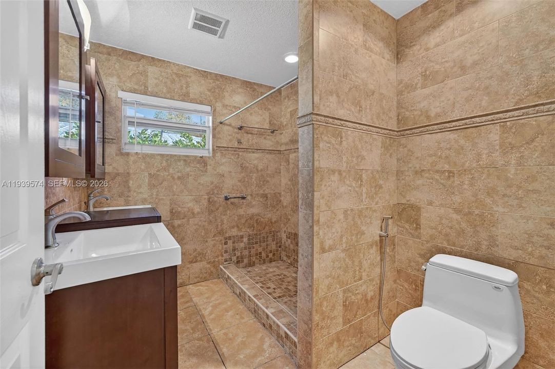 For Rent: $3,000 (2 beds, 1 baths, 1156 Square Feet)