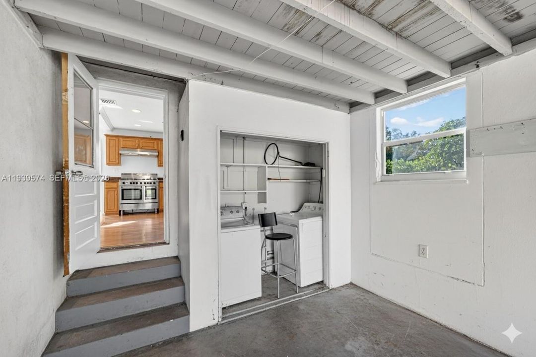 For Rent: $3,000 (2 beds, 1 baths, 1156 Square Feet)