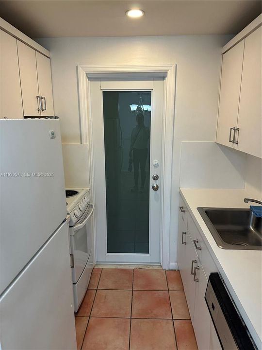 For Rent: $2,400 (1 beds, 1 baths, 608 Square Feet)