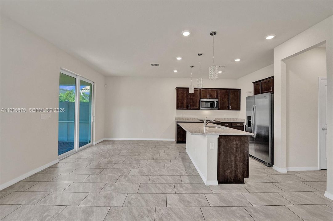 出租: $3,990 (3 贝兹, 2 浴室, 1780 平方英尺)