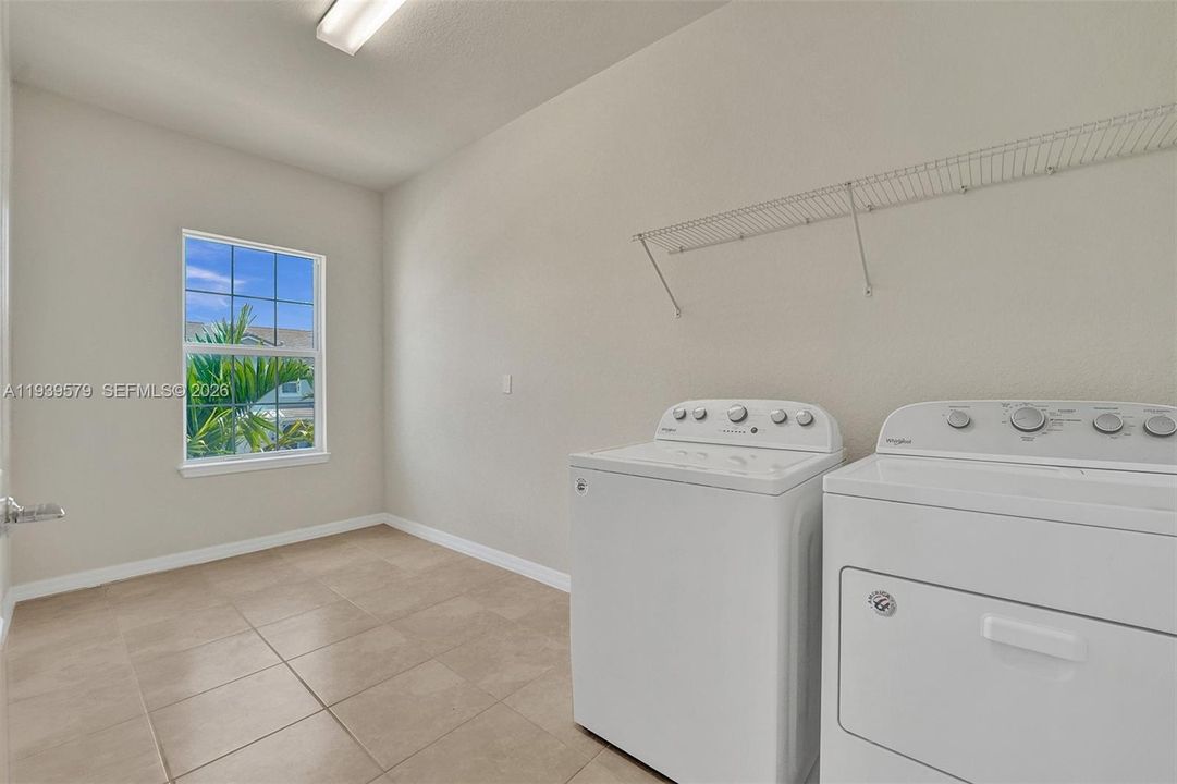 出租: $3,990 (3 贝兹, 2 浴室, 1780 平方英尺)