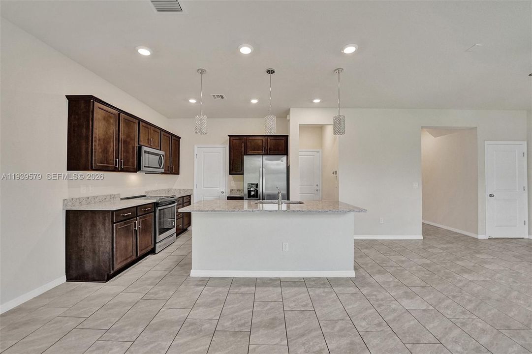 出租: $3,990 (3 贝兹, 2 浴室, 1780 平方英尺)