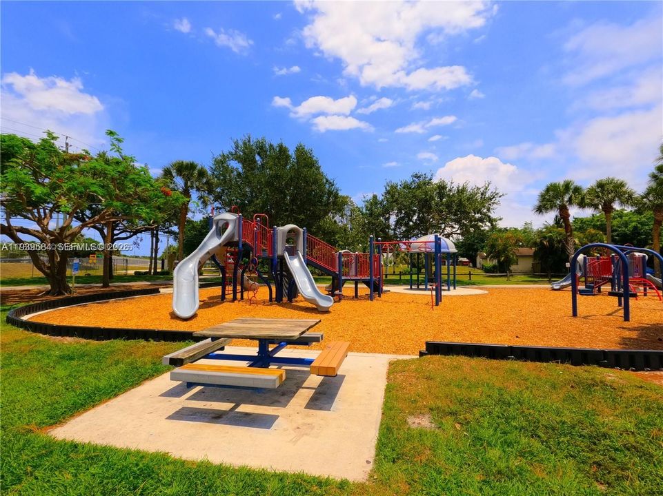 出租: $2,000 (2 贝兹, 1 浴室, 5040 平方英尺)