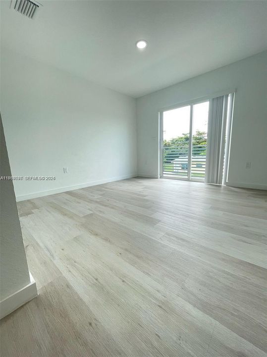 出租: $3,300 (3 贝兹, 1 浴室, 1500 平方英尺)