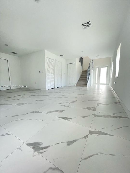 出租: $3,300 (3 贝兹, 1 浴室, 1500 平方英尺)