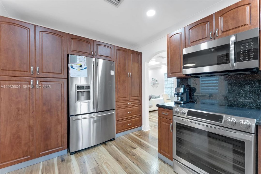 En Venta: $694,900 (3 camas, 2 baños, 1980 Pies cuadrados)