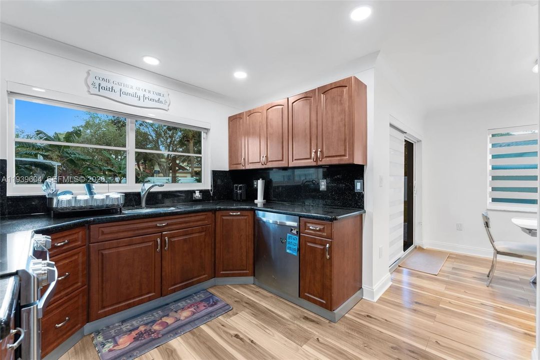 En Venta: $694,900 (3 camas, 2 baños, 1980 Pies cuadrados)