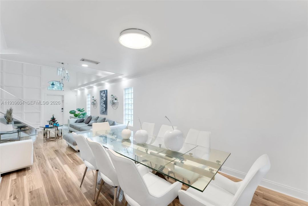 En Venta: $694,900 (3 camas, 2 baños, 1980 Pies cuadrados)