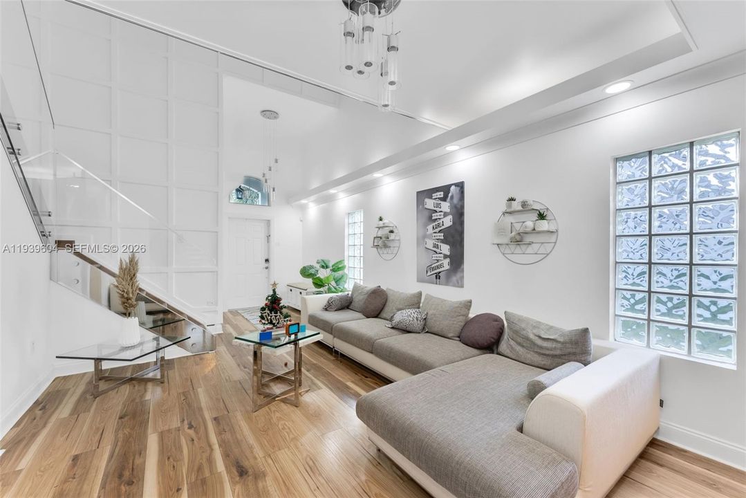 En Venta: $694,900 (3 camas, 2 baños, 1980 Pies cuadrados)