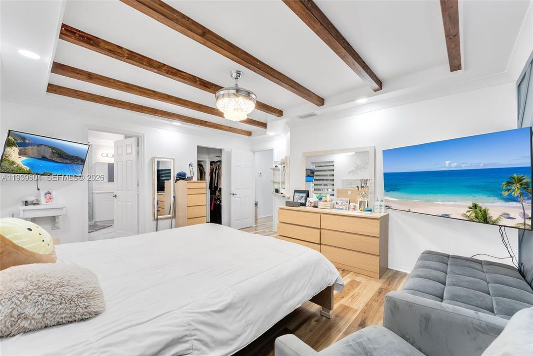 En Venta: $694,900 (3 camas, 2 baños, 1980 Pies cuadrados)