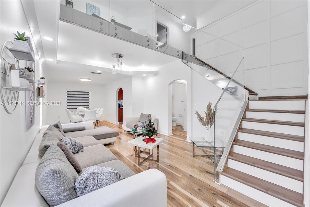 En Venta: $694,900 (3 camas, 2 baños, 1980 Pies cuadrados)