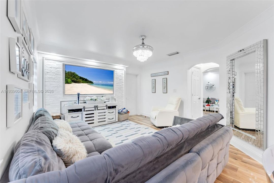 En Venta: $694,900 (3 camas, 2 baños, 1980 Pies cuadrados)