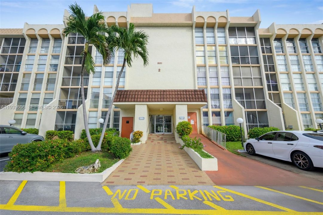 For Rent: $2,350 (2 beds, 2 baths, 1210 Square Feet)