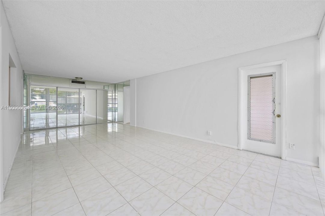 For Rent: $2,350 (2 beds, 2 baths, 1210 Square Feet)