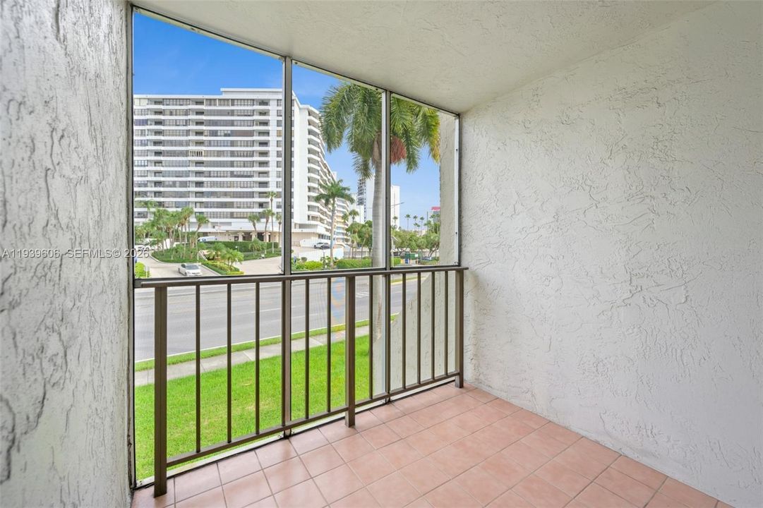 For Rent: $2,350 (2 beds, 2 baths, 1210 Square Feet)