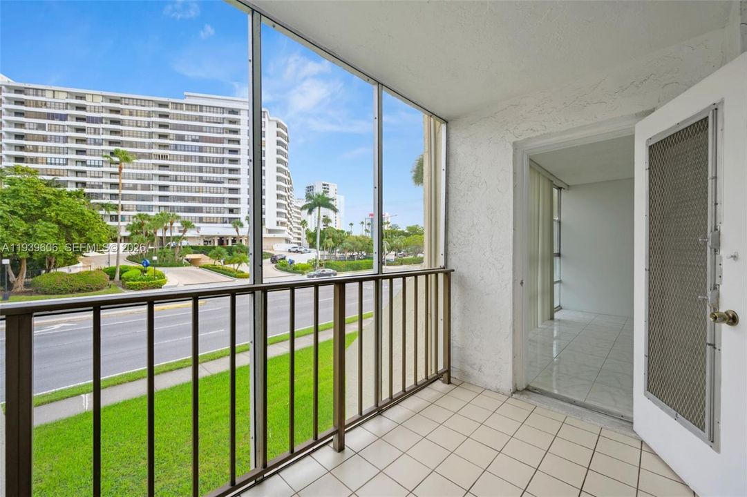 For Rent: $2,350 (2 beds, 2 baths, 1210 Square Feet)