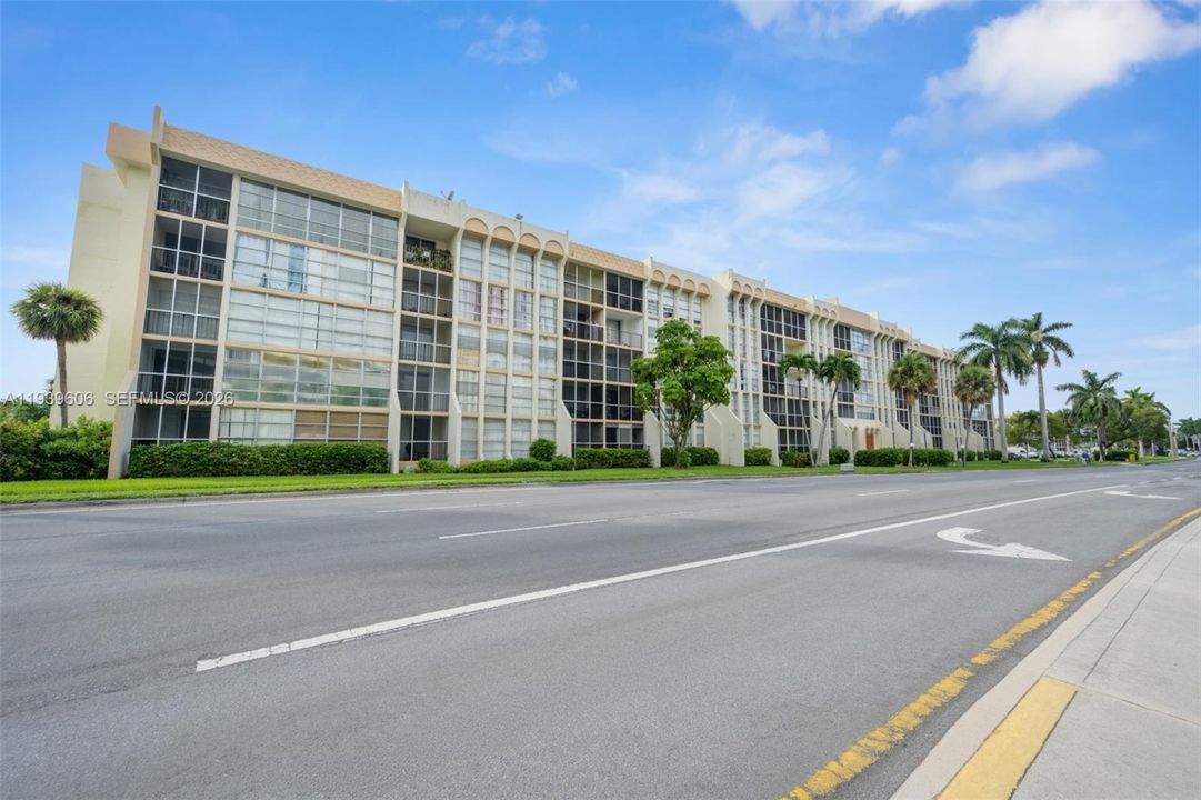 For Rent: $2,350 (2 beds, 2 baths, 1210 Square Feet)