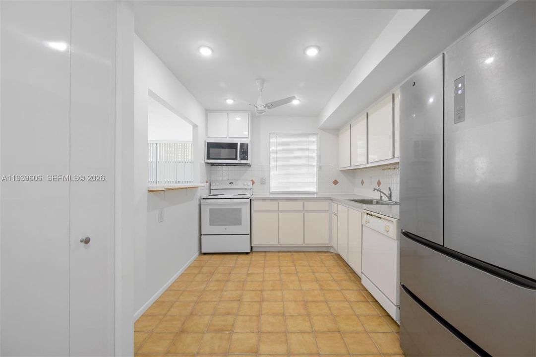 For Rent: $2,350 (2 beds, 2 baths, 1210 Square Feet)