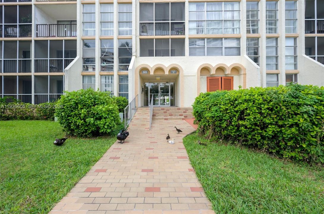 For Rent: $2,350 (2 beds, 2 baths, 1210 Square Feet)