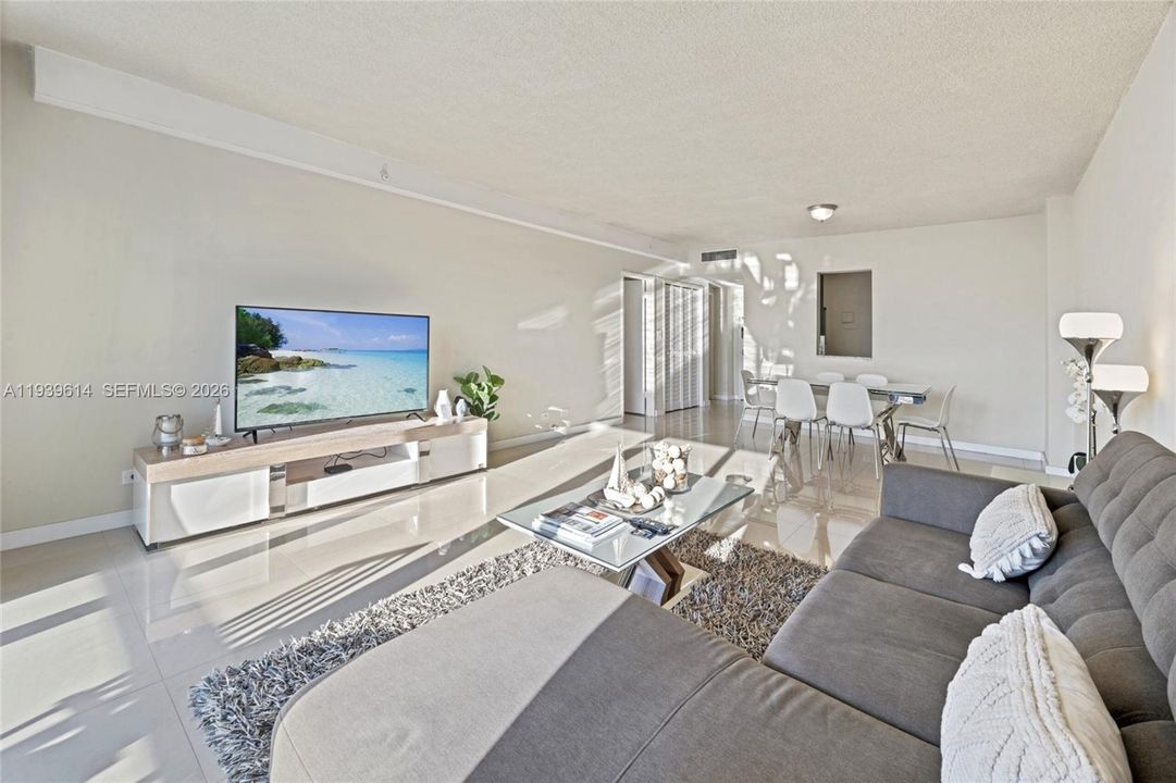 待售: $565,000 (1 贝兹, 1 浴室, 930 平方英尺)