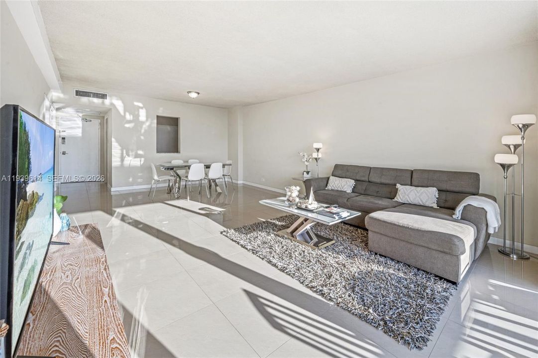 待售: $565,000 (1 贝兹, 1 浴室, 930 平方英尺)