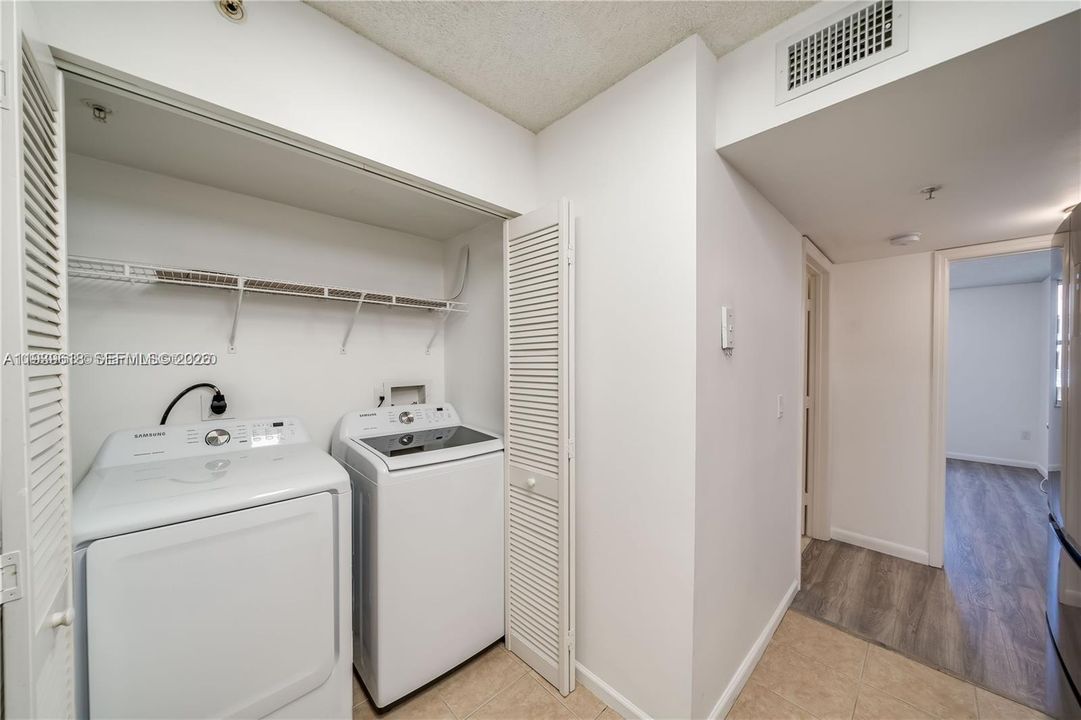 For Sale: $335,777 (2 beds, 2 baths, 1000 Square Feet)