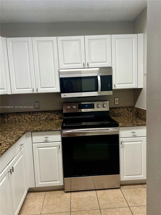 For Sale: $335,777 (2 beds, 2 baths, 1000 Square Feet)