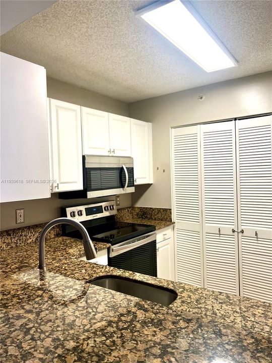 For Sale: $335,777 (2 beds, 2 baths, 1000 Square Feet)