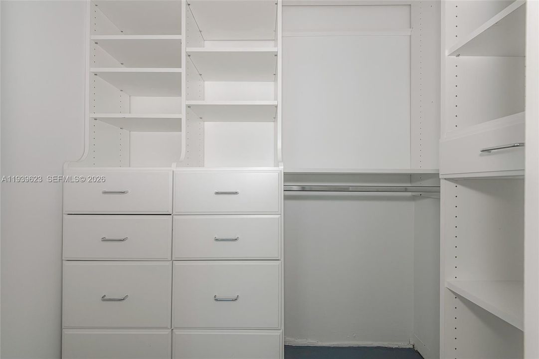 For Rent: $4,800 (1 beds, 1 baths, 780 Square Feet)