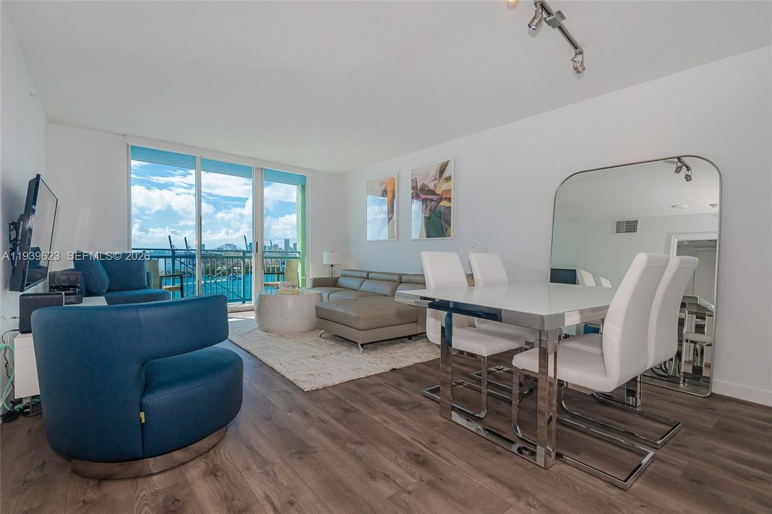 For Rent: $4,800 (1 beds, 1 baths, 780 Square Feet)