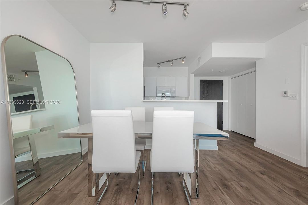 For Rent: $4,800 (1 beds, 1 baths, 780 Square Feet)