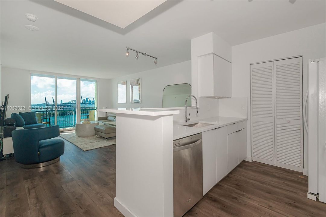 For Rent: $4,800 (1 beds, 1 baths, 780 Square Feet)