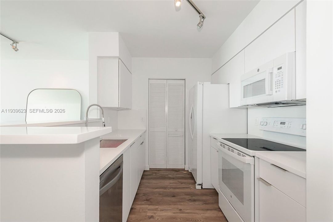 For Rent: $4,800 (1 beds, 1 baths, 780 Square Feet)