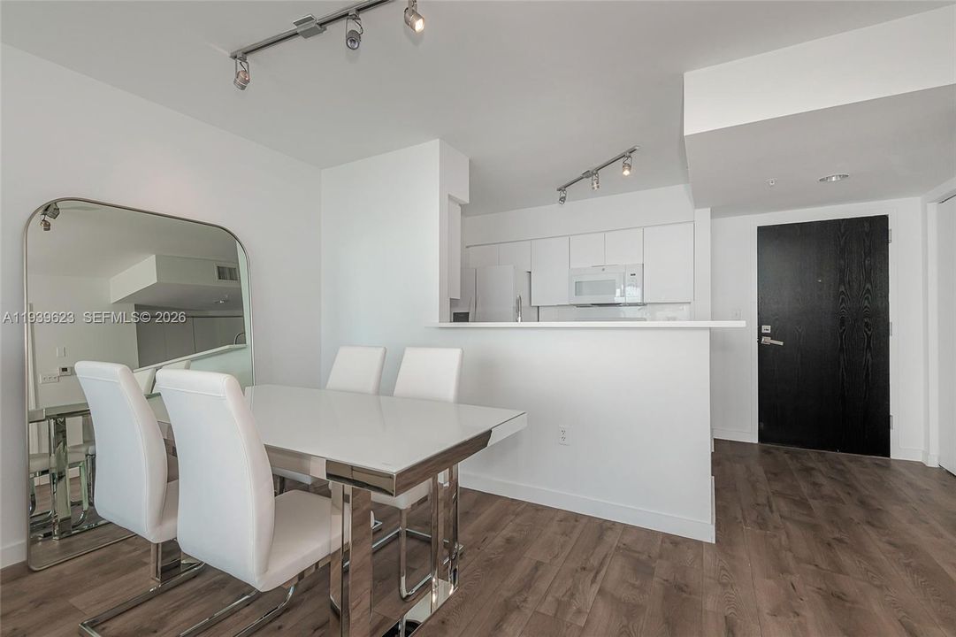 For Rent: $4,800 (1 beds, 1 baths, 780 Square Feet)