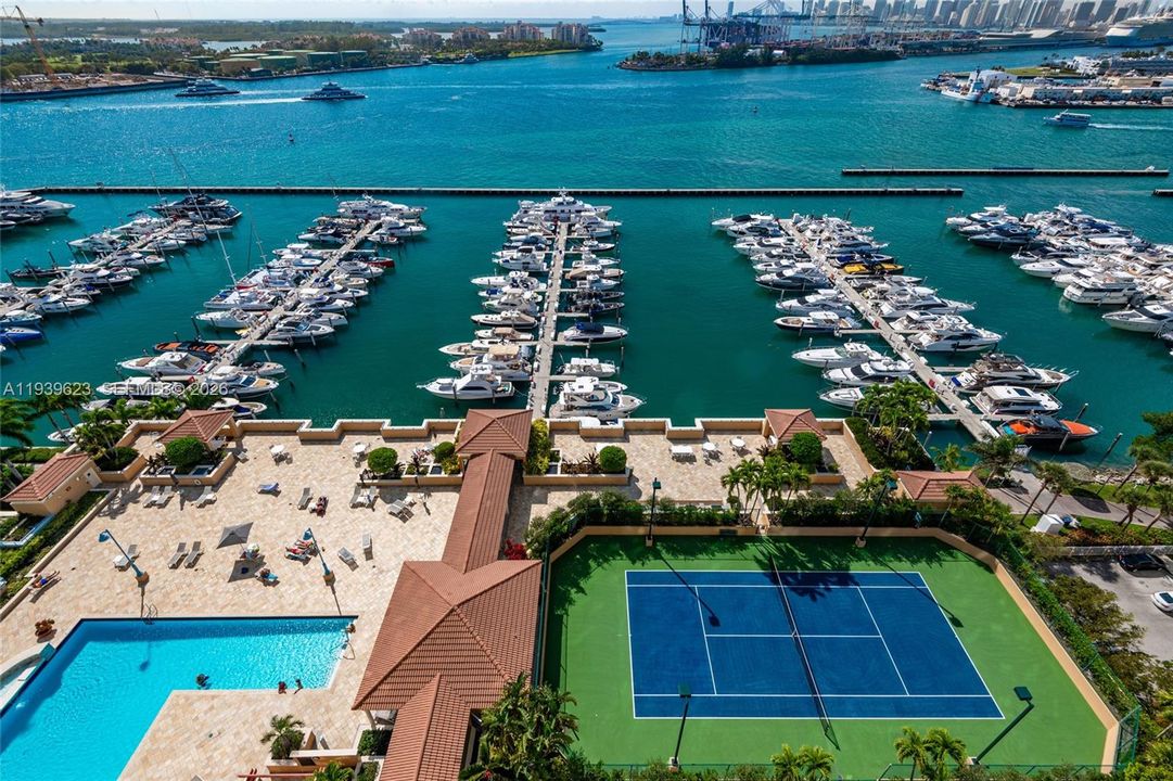 For Rent: $4,800 (1 beds, 1 baths, 780 Square Feet)