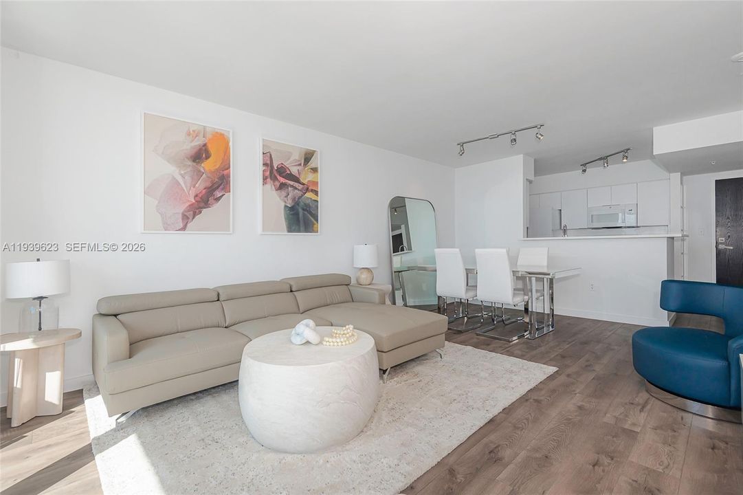 For Rent: $4,800 (1 beds, 1 baths, 780 Square Feet)