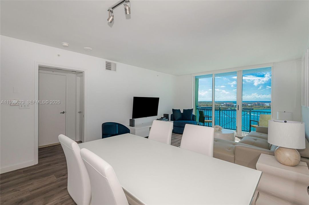 For Rent: $4,800 (1 beds, 1 baths, 780 Square Feet)