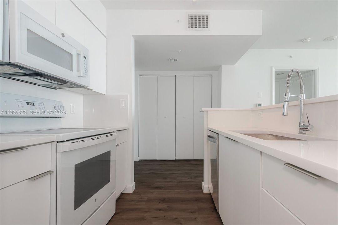 For Rent: $4,800 (1 beds, 1 baths, 780 Square Feet)
