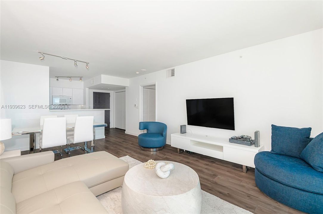 For Rent: $4,800 (1 beds, 1 baths, 780 Square Feet)