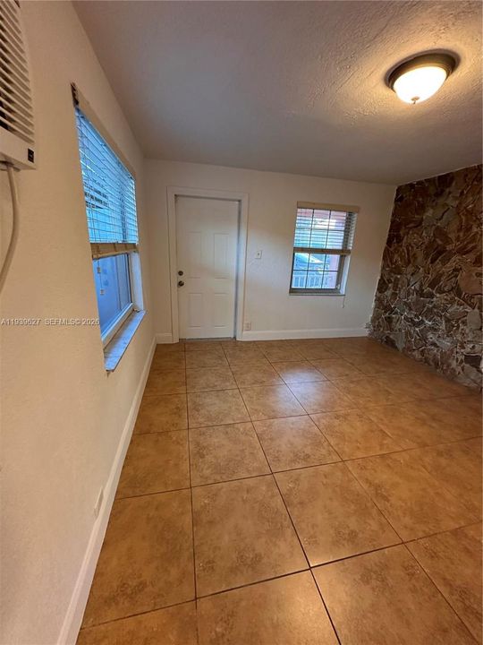 出租: $1,450 (0 贝兹, 1 浴室, 1084 平方英尺)