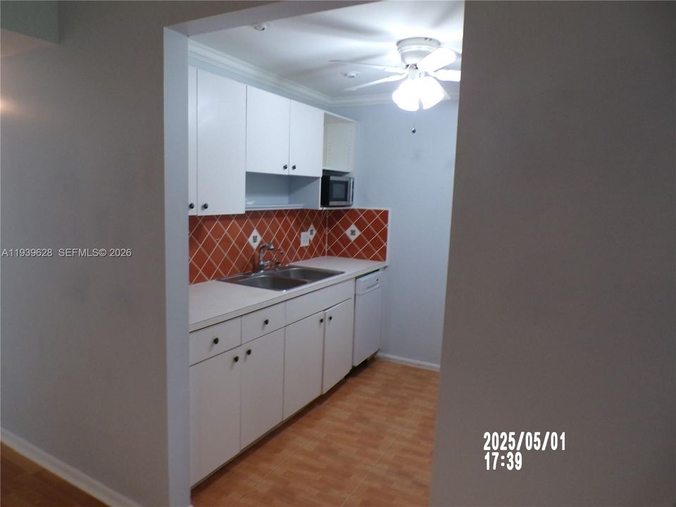 待售: $120,000 (1 贝兹, 1 浴室, 811 平方英尺)