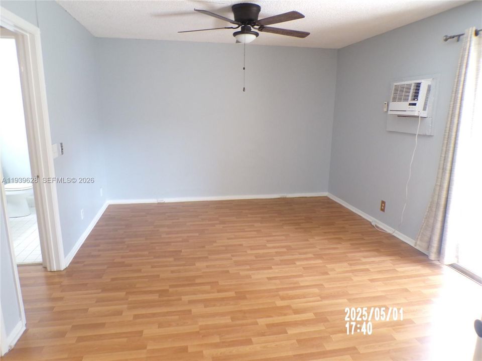 待售: $120,000 (1 贝兹, 1 浴室, 811 平方英尺)