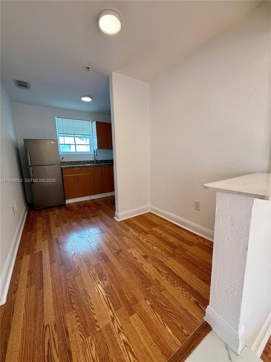 For Rent: $3,000 (2 beds, 1 baths, 800 Square Feet)
