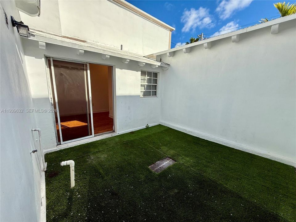 For Rent: $3,000 (2 beds, 1 baths, 800 Square Feet)