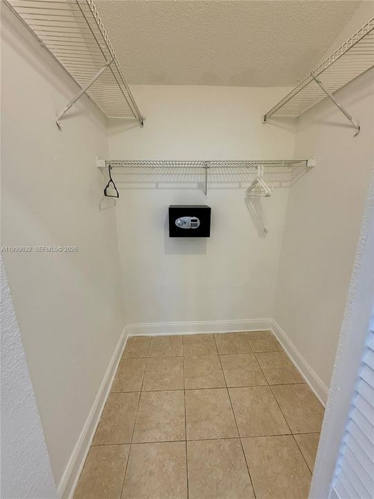 For Rent: $3,000 (2 beds, 1 baths, 800 Square Feet)
